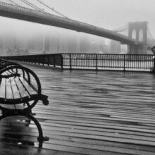 Fotobehang - Autumn Day in New York - Architecture of a city bridge in foggy weather