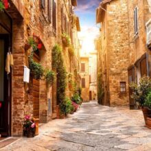 Fotobehang - Colourful Street in Tuscany