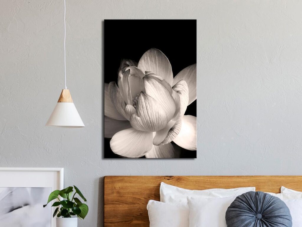 Schilderij - Delicacy of Petals in Nature (1-part) - Flower in Black and White - Afbeelding 2