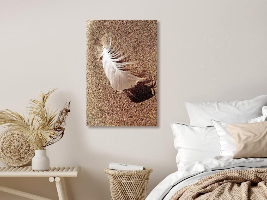 Schilderij - Feather on the Sand (1 Part) Vertical