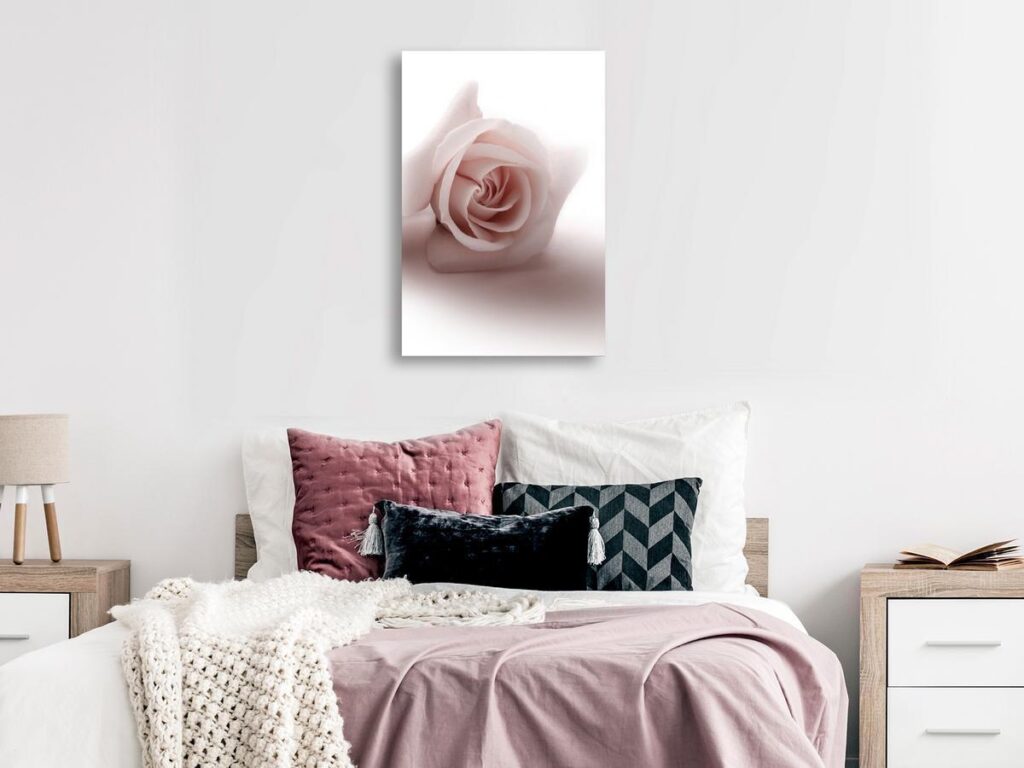 Schilderij - Floral Glamour Glow (1-part) - Delicate and Pastel Pink Rose
