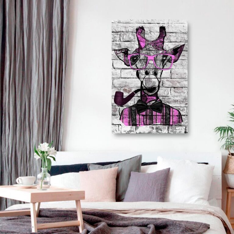 Schilderij - Giraffe with Pipe (1 Part) Vertical Pink
