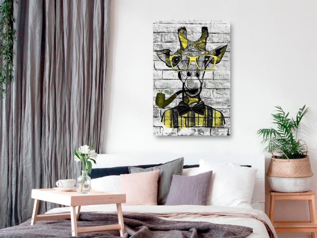 Schilderij - Giraffe with Pipe (1 Part) Vertical Yellow - Afbeelding 2