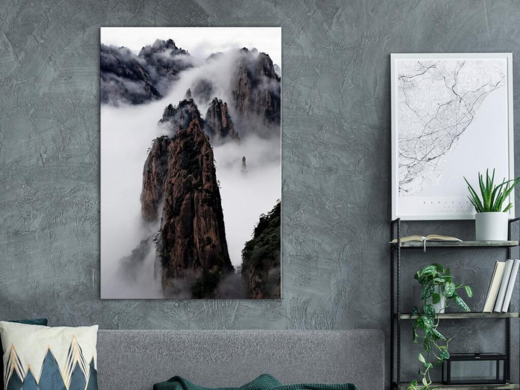 Schilderij - High Mountains in Mist (1-part) - Landscape of Clouds Amid Rocks