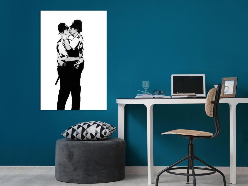 Schilderij - Kissing Coppers (1 Part) Vertical