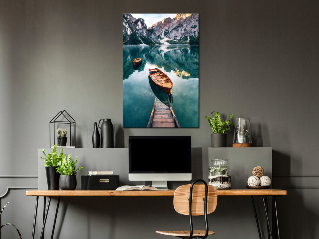Schilderij - Boats In Dolomites (1 Part) Vertical - Afbeelding 2